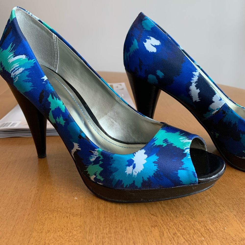 LOVELY 💙💚 Style & Co. Blue/Green/White Abstract Satin High Heels/Pumps 6-6.5! - Picture 2 of 16